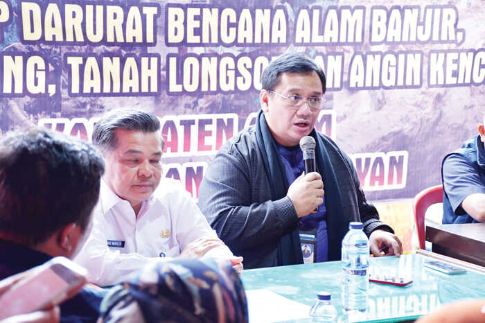 Bupati Agam Terima Kunjungan Ombudsman RI, Bahas Akselerasi Penanganan Pascabencana 1 AKSELERASI PENANGANAN BENCANA— Bupati Agam Ir. H. Benni Warlis, MM Dt. Tan Batuah menerima kunjungan Pimpinan Ombudsman RI, Yeka Hendra Fatika, bersama Kepala Perwakilan Ombudsman RI Sumbar dan Banten di Posko Utama Palembayan, Rabu (10/12).