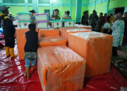 Mendapat Informasi Pengungsi Tidur Beralaskan Tikar, Bupati Eka Putra Langsung Antarkan Kasur