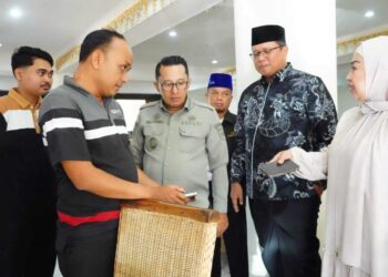 MOTIVASI— Bupati Eka Putra memberikan motivasi kepada kafilah Tanah Datar yang terus berlatih dan mempersiapkan diri, Sabtu sore (13/12) di Dymens Hotel Bukittinggi.
