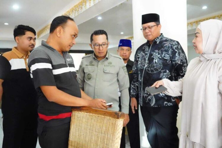 Kunjungi Kafilah Tanah Datar, Bupati Motivasi untuk Juara 1 MOTIVASI— Bupati Eka Putra memberikan motivasi kepada kafilah Tanah Datar yang terus berlatih dan mempersiapkan diri, Sabtu sore (13/12) di Dymens Hotel Bukittinggi.