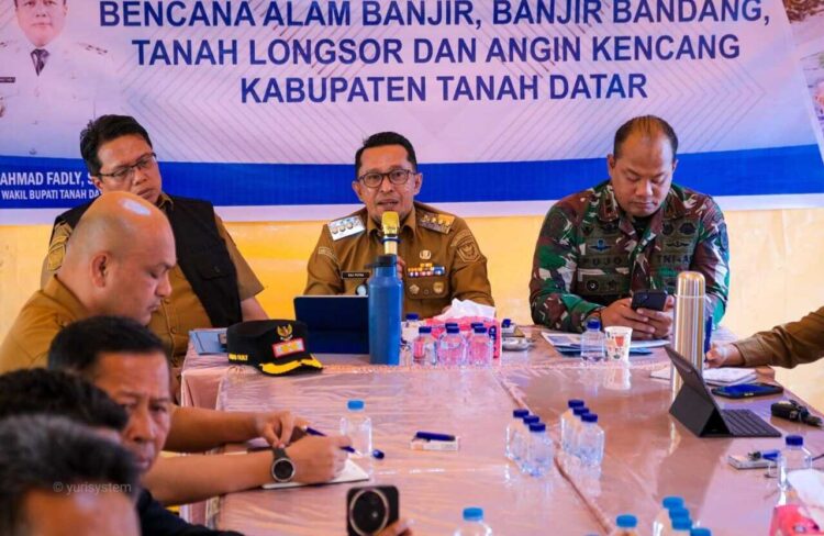 RAKOR PENANGGULANGAN BENCANA— Bupati Tanah Datar Eka Putra mengikuti Rapat Koordinasi (Rakor) penanggulangan bencana bersama Wagub Sumbar secara daring.