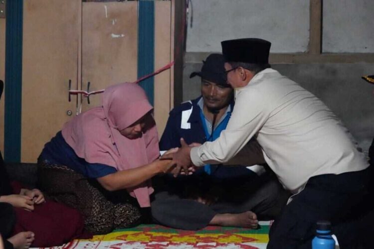 SAMPAIKAN DUKA CITA— Bupati Eka Putra salami dan sampaikan duka cita kepada keluarga Muhammad Rusdi yang menjadi salah satu korban tanah longsor di Jorong Pincuran Tujuah, Nagari Batipuh Baruah, Kecamatan Batipuh.