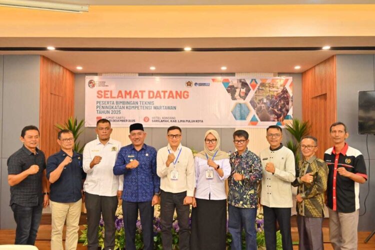 PWI Payakumbuh-50 Kota Gelar UKW, Wartawan Kompeten Menjadi Garda Terdepan 1 BIMTEK UKW— Bupati Limapuluh Kota, Kadiskominfo Kota Payakumbuh, anggota DPRD Lima Puluh Kota saat menghadiri pembukaan Bimtek UKW.