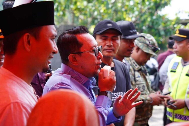 ARAHAN—Bupati Tanah Datar Eka Putra berikan arahan pada warga korban bencana saat mengunjungi pengungsi.