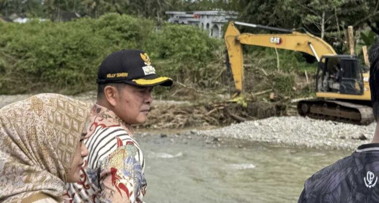 Tangani Abrasi Batang Pakau, Mendesak, Bupati Welly Keluarkan Kocek Sendiri 1 PENGERUKAN SUNGAI— Bupati Pasaman Welly Suhery melihat langsung proses pengerukan sungai Batang Pakau, di Nagari Durian Tinggi, Lubuk Sikaping.