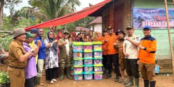 Akses Sulit, Bupati Yulianto Antar Langsung Bantuan ke Warga Sinuruik 13 Akses Sulit, Bupati Yulianto Antar Langsung Bantuan ke Warga Sinuruik