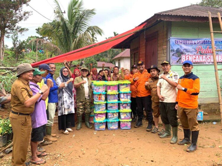 Akses Sulit, Bupati Yulianto Antar Langsung Bantuan ke Warga Sinuruik 1 SALURKAN BANTUAN— Bupati Pasaman Barat Yulianto turun langsung ke wilayah terdampak bencana di Bateh Samuik dan Tinggam Harapan, Nagari Sinuruik, untuk menyalurkan bantuan kepada korban.