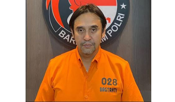 MENYERAHKAN DIRI— Potret buron kasus narkoba Tigran Denre Sonda yang menyerahkan diri kepada Bareskrim Polri.