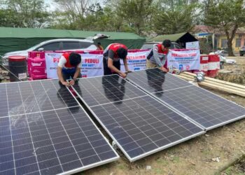 ALIRKAN LISTRIK— Pertamina menghadirkan perangkat pembangkit listrik tenaga surya untuk mengalirkan listrik dan menerangi tenda-tenda pengungsi di Aceh Tamiang, Aceh.