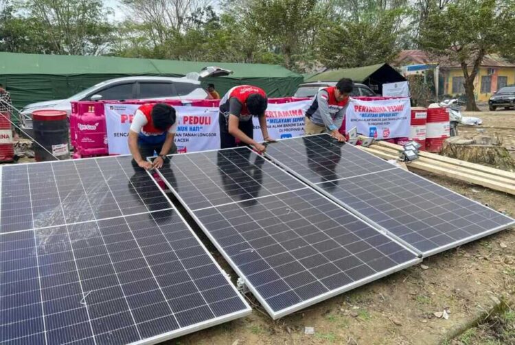 Pertamina Hadirkan Listrik Tenaga Surya, Terangi Tenda Pengungsi di Aceh Tamiang 1 ALIRKAN LISTRIK— Pertamina menghadirkan perangkat pembangkit listrik tenaga surya untuk mengalirkan listrik dan menerangi tenda-tenda pengungsi di Aceh Tamiang, Aceh.