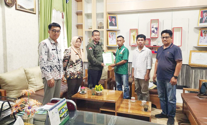 Kelalaian Kelola Limbah, PT Dharmasraya Lestarindo Dijatuhi Sanksi Administratif 1 SANKSI— DLH Kabupaten Dharmasraya jatuhi Sanksi Administrasi Paksaan Pemerintah terhadap PT Dharmasraya Lestarindo atas kelalaian mereka dalam pengelolaan limbah, Kamis (18/12).