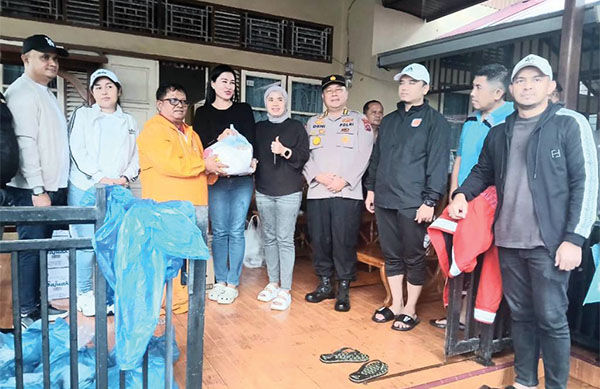 REI Sumbar Salurkan Bantuan untuk Korban Banjir dan Longsor, Warga Minta Alat Berat untuk Normalisasi Sungai 1 PEMULIHAN KOTA— Dinas PUPR Kota Padang mengerahkan alat berat dan ratusan tenaga manual untuk untuk membersihkan sedimen di permukiman padat yang tidak dapat dijangkau mesin.