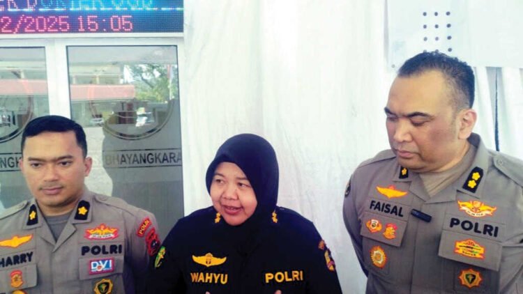 BERI KETERANGAN— Kabid DVI Pusdokkes Polri, Kombes Pol dr Wahyu Idayati didampingi Kabiddokkes Polda Sumbar, AKBP dr Faisal dan Karumkit RS Bhayangkara Padang, Kompol dr Harry Andromeda memberikan keterangan pers terkait jumlah jenazah korban bencana yang diidentifikasi.