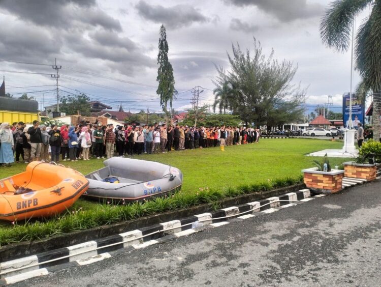 Penanggulangan Bencana Banjir, Wako Ramadhani Instruksikan ASN Turun Jadi Relawan 1 ARAH—Para ASN yang ikuit apael pagi di halaman Balai Kota Solok, mendapatkan arahan dari Wako Ramadhani.