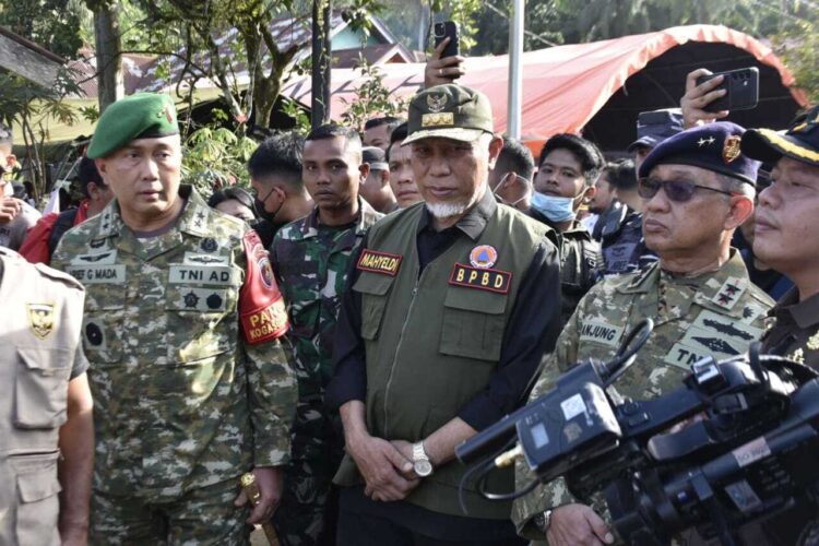 BERSAMA—Dankodaeral II bersama Gubernur Sumbar Mahyeldi Ansharullah serta pejabat Forkompinda Provinsi Sumbar saat berada di lokasi.