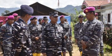 Dankodaeral II Laksamana Muda TNI Sarimpunan Tanjung, Tinjau Posko Satgas Gulbencal TNI AL Peduli Bencana di Tapanuli Tengah 9 KUNJUNGI POSKO SATGAS— Dankodaeral II menerima paparan langsung dari Dantim Satgas Gulbencal Lettu Marinir Khaelani Alfian terkait pelaksanaan tugas dan kondisi posko.