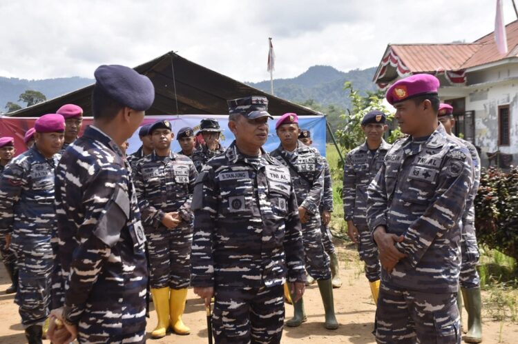 Dankodaeral II Laksamana Muda TNI Sarimpunan Tanjung, Tinjau Posko Satgas Gulbencal TNI AL Peduli Bencana di Tapanuli Tengah 1 KUNJUNGI POSKO SATGAS— Dankodaeral II menerima paparan langsung dari Dantim Satgas Gulbencal Lettu Marinir Khaelani Alfian terkait pelaksanaan tugas dan kondisi posko.