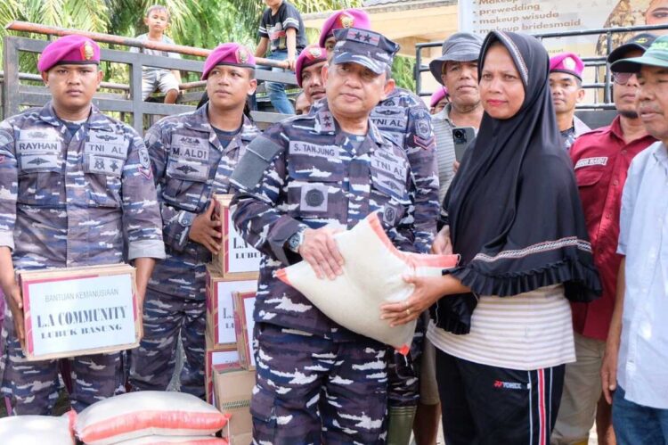 Dankodaeral IISerahkan Bantuan pada Korban Bencana 1 SERAHKAN BANTUAN— Dankodaeral II Laksamana Muda TNI Sarimpunan Tanjung, saat menyerahkan bantuan beras pada seorang warga