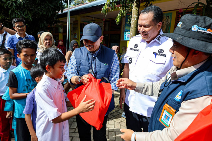 Gubernur Mahyeldi Apresiasi KepedulianPerantau Minang Sumsel 1 TERIMA BANTUAN— Gubernur Sumbar Mahyeldi Ansharullah, menerima bantuan kemanusiaan untuk masyarakat terdampak bencana dari Badan Musyawarah Keluarga Minangkabau (BMKM) Sumatera Selatan di Istana Gubernur Sumbar, Rabu (24/12).