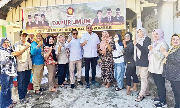 Andre Rosiade: Dapur Umum Gerindra Sumbar Sediakan Ribuan Nasi Bungkus Setiap Hari untuk Korban Bencana 1 TINJAU DAPUR UMUM— Ketua DPD Partai Gerindra Sumatra Barat (Sumbar) Andre Rosiade meninjau operasional dapur umum yang didirikan Gerindra untuk membantu warga terdampak banjir dan longsor di Sumbar. Dapur umum tersebut sudah beroperasi sejak bencana banjir bandang melanda beberapa hari lalu.