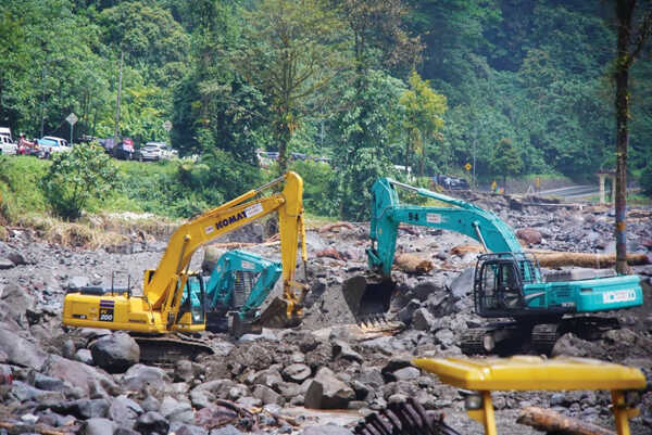 Demi Keamanan dan Kenyamaan Masyarakat Terdampak, Pemkab Tanah Datar Usulkan Bangun 552 Huntara 1 ALAT BERAT BEKERJA— Alat berat bekerja mengeruk sedimen yang dibawa oleh banjir bandang.