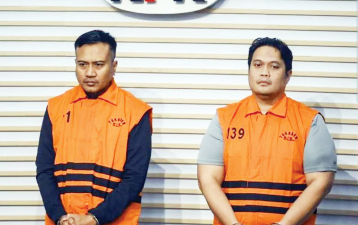 ROMPI TAHANAN— Kepala Kejaksaan Negeri (Kajari) Hulu Sungai Utara (HSU) Albertinus Parlinggoman Napitupulu (kanan) bersama Kepala Seksi Intelijen (Kasi Intel) Kejari HSU Asis Budianto (kiri) mengenakan rompi tahanan