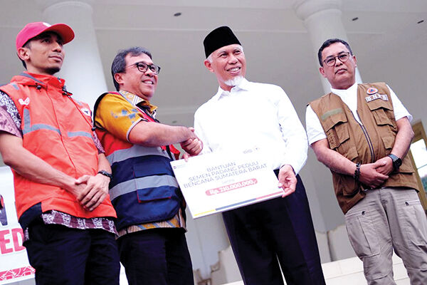 SERAHKAN BANTUAN— Direktur Utama PT Semen Padang Pri Gustari Akbar menyerahkan bantuan Semen Padang Peduli Bencana Sumbar senilai Rp210 juta kepada Gubernur Sumbar Mahyeldi Ansharullah di Istana Gubernur pada Jumat (28/11).