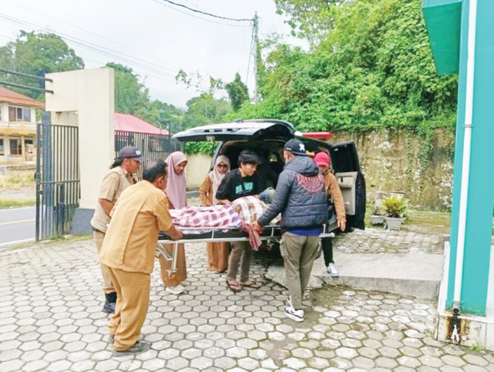 EVAKUASI— Petugas mengevakuasi korban yang ditemukan tewas diduga diserang tawon di  Jorong Subarang, Nagari Koto Baru, Kecamatan X Koto, Kabupaten Tanah Datar, Senin (29/12) siang.