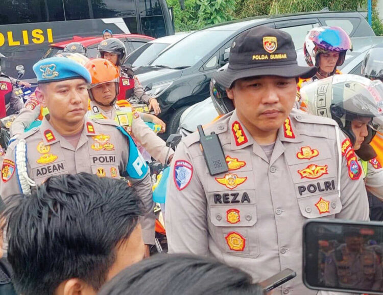 Peduli Korban Bencana, Ditlantas Polda Sumbar Buka Layanan Cuci dan Servis Motor Gratis 1 WAWANCARA— Dirlantas Polda Sumbar, Kombes Pol H M Reza Chairul Akbar Sidiq saat diwawancarai wartawan.