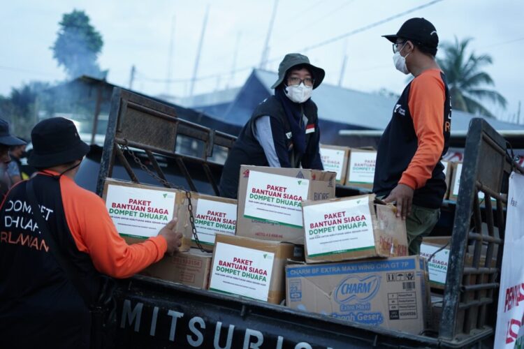 GERAK CEPAT— Merespons kondisi darurat, korban terdampak bencana hidrometeorologi yang melanda sejumlah wilayah di Pulau Sumatera sejak akhir November 2025, Disaster Management Center (DMC) Dompet Dhuafa bersama berbagai organisasi kemanusiaan bergerak cepat memberikan bantuan. Lebih dari 114.248 orang telah menerima berbagai bentuk bantuan dari Dompet Dhuafa.
