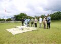 TAKE OFF PESAWAT DRONE— Rektor Unand Efa Yonnedi, Ph. D bersama anggota Komisi V DPR RI Rieke Diah Pitaloka, menghadiri take off pesawat drone tipe Aviamap P 60 milik TNI AU, yang mampu menghasilkan resolusi citra sekitar 6 sentimeter pada ketinggian hingga 1.500 feet, di Lapangan Sepak Bola Kampus Limau Manis.