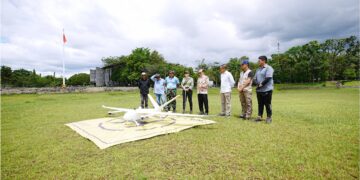 TAKE OFF PESAWAT DRONE— Rektor Unand Efa Yonnedi, Ph. D bersama anggota Komisi V DPR RI Rieke Diah Pitaloka, menghadiri take off pesawat drone tipe Aviamap P 60 milik TNI AU, yang mampu menghasilkan resolusi citra sekitar 6 sentimeter pada ketinggian hingga 1.500 feet, di Lapangan Sepak Bola Kampus Limau Manis.