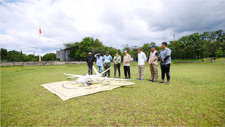 TAKE OFF PESAWAT DRONE— Rektor Unand Efa Yonnedi, Ph. D bersama anggota Komisi V DPR RI Rieke Diah Pitaloka, menghadiri take off pesawat drone tipe Aviamap P 60 milik TNI AU, yang mampu menghasilkan resolusi citra sekitar 6 sentimeter pada ketinggian hingga 1.500 feet, di Lapangan Sepak Bola Kampus Limau Manis.