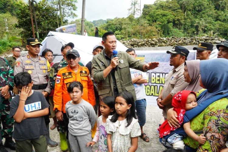TINJAU—Agus Harimurti Yudhoyono (AHY) meninjau langsung perbaikan jalan dan normalisasi sungai di Mega Mendung Silaing menjelang Air Terjun Lembah Anai Nagari Singgalang Kecamatan X Koto, Selasa siang (2/12