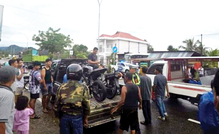 EVAKUASI KENDARAAN— Polisi dibantu masyarakat mengevakuasi dua kendaraan sepeda motor yang terlibat kecelakaan di Jalan Raya Padang–Painan, tepatnya di depan Kantor Dinas Perhubungan Kabupaten Pesisir Selatan, Kampung Sago, Nagari Sago Salido, Kecamatan IV Jurai, Kamis (25/12) sore.