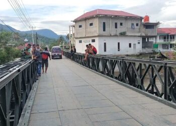 JEMBATAN RAMPUNG— Sejumlah prajurit TNI duduk santai setelah rampungnya dua unit Jembatan Bailey yang dibangun pascabencana di Kabupaten Solok. Jembatan Bailey di Nagari Paninggahan,  Kecamatan Junjung Sirih dan jembatan Bailey di Jorong Sawah Sudut, Nagari Selayo, Kecamatan Kubung, juga sudah dapat dilewati dan digunakan masyarakat.