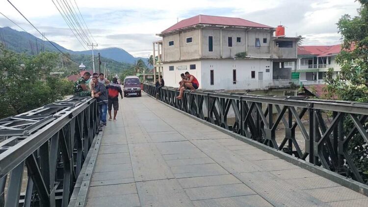 Dikerjakan Prajurit Batalyon TP Sarolangun dan Kodam XX/Tuanku Imam Bonjol, Pembangunan Dua Unit Jembatan Bailey Rampung 1 JEMBATAN RAMPUNG— Sejumlah prajurit TNI duduk santai setelah rampungnya dua unit Jembatan Bailey yang dibangun pascabencana di Kabupaten Solok. Jembatan Bailey di Nagari Paninggahan, Kecamatan Junjung Sirih dan jembatan Bailey di Jorong Sawah Sudut, Nagari Selayo, Kecamatan Kubung, juga sudah dapat dilewati dan digunakan masyarakat.