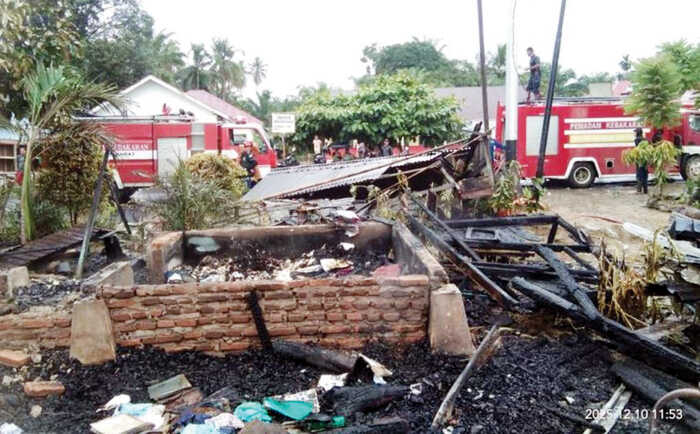 Korsleting Listrik Picu Kebakaran Dua Unit Rumah, Dua Keluarga Kehilangan Tempat Tinggal 1 TERBAKAR— Dua unit rumah warga di Jorong Silayang, Nagari Batahan Tengah, Kecamatan Ranah Batahan, Kabupaten Pasaman Barat, hangus dilalap api pada Rabu (10/12) sekitar pukul 10.11 WIB.