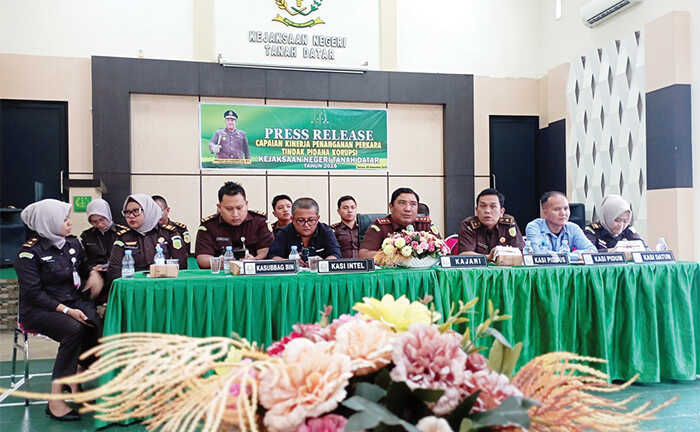 Dugaan Penyimpangan Pengelolaan Keuangan, Rp 2,4 Miliar Dana Perumda Tuah Sepakat tak Miliki Pertanggungjawaban yang Jelas 1 KONFERENSI PERS— Kejari Tanahdatar gelar konferensi pers terkait penanganan kasus dugaan korupsi di Tanahdatar yang digelar di Aula Kejari, Selasa (9/12).