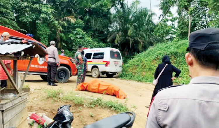 DITEMUKAN— Tim SAR gabungan menemukan dua jenazah warga Muaro Sijunjung yang hilang akibat perahunya tenggelam.