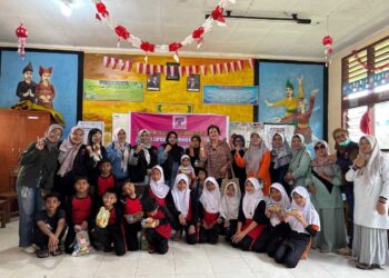 CERIA BERSAMA— Forum Jurnalis Perempuan Indonesia (FJPI) Sumbar melalui program FJPI Sumbar Peduli menggelar kegiatan “Ceria Bersama” di SDN 07 Gurun Laweh, Kecamatan Nanggalo, Sabtu (13/12).