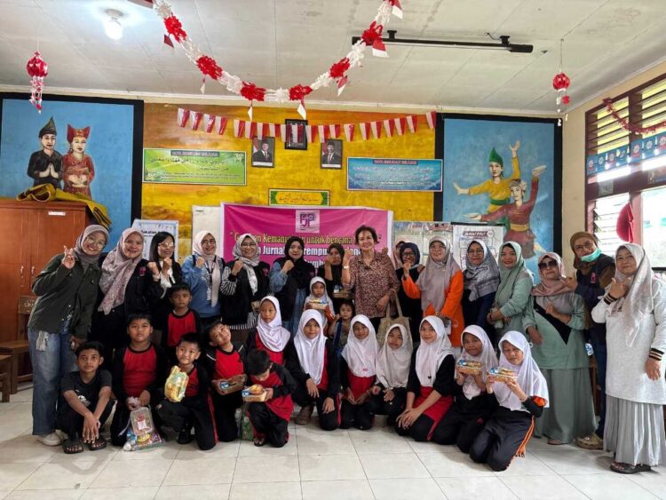 CERIA BERSAMA— Forum Jurnalis Perempuan Indonesia (FJPI) Sumbar melalui program FJPI Sumbar Peduli menggelar kegiatan “Ceria Bersama” di SDN 07 Gurun Laweh, Kecamatan Nanggalo, Sabtu (13/12).