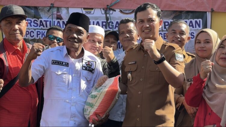 BANTUAN KEMANUSIAAN—Wakil Bupati Padangpariaman Rahmat Hidayat, menerima bantuan kemanusiaan untuk korban banjir bandaang dari berbagai organisasi perantau asal Riau.
