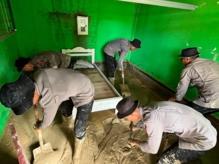Gerak Cepat Tim SAR Brimob Polda Sumbar Pascabencana, Prioritaskan Pumulihan Fasilitas Pendidikan dan Umum di Tiga Daerah 1 BERSIHKAN LUMPUR RUMAH WARGA— Anggota Satuan Brimob Polda Sumatera Barat berjibaku membersihkan material lumpur du rumah warga, sekolah pascabencana akhir November lalu.