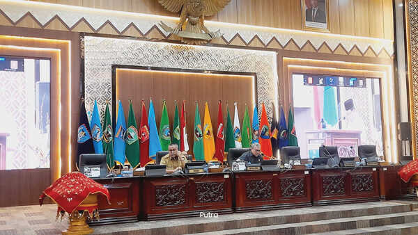 Fraksi DPRD Sumbar Sampaikan Pandangan Umum Ranperda Jasa Konstruksi 1 RAPAT PARIPURNA— Ketua DPRD Sumbar, Muhidi memimpin rapat paripurna penyampaian pandangan umum fraksi-fraksi terhadap Rancangan Peraturan Daerah (Ranperda) tentang Jasa Konstruksi.