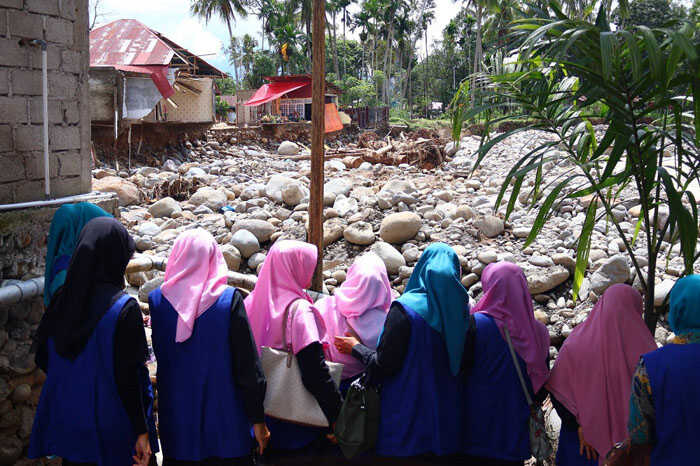 Terdampak Banjir dan Galodo Kabupaten Solok, GOW Payakumbuh Salurkan Bantuan untuk 250 KK 1 BANTUAN—Ketua GOW Kota Payakumbuh, Yeni Elzadaswarman, memimpin langsung penyaluran bantuan kemanusiaan bagi masyarakat terdampak banjir dan galodo di Nagari Selayo dan Nagari Koto Sani, Kabupaten Solok, serta wilayah Malalo, Kabupaten Tanah Datar.