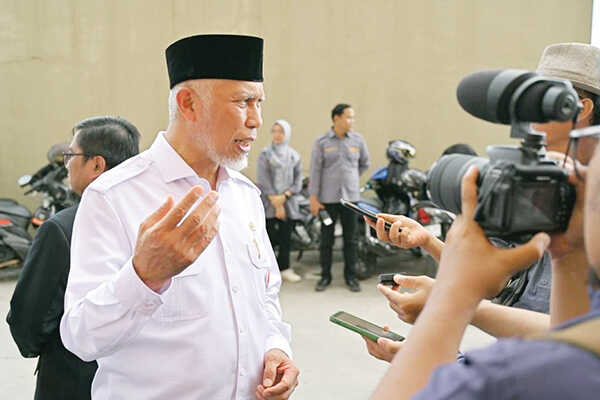 Gubernur Keluarkan Peringatan Tegas, Jangan Ada yang Mengambil Keuntungan di Tengah Bencana 1 PERINGATAN KERAS— Gubernur Mahyeldi mengeluarkan peringatan keras kepada seluruh pelaku usaha dan jaringan distribusi pangan agar tidak memanfaatkan situasi ini dengan menaikkan harga bahan pokok maupun kebutuhan penting masyarakat lainnya.