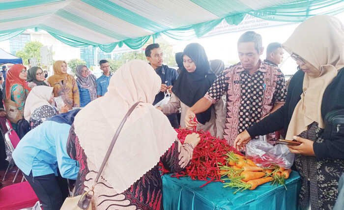 Pascabencana Harga Bergejolak, Pemko Adakan Gerakan Pangan Murah 1 PANGAN MURAH— Dinas Perikanan dan Pangan Kota Padang menggelar Gerakan Pangan Murah (GPM) di Lapangan Tugu Apeksi Balaikota Padang, Aie Pacah, Kamis (11/12).