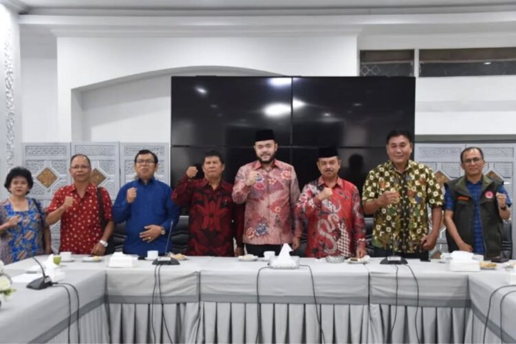 BANTUAN— Wali Kota Padang Fadly Amran menerima bantuan bagi korban bencana banjir dan longsor dari Gerakan Masyarakat Sosial (Germas) Kepulauan Riau (Kepri) serta Panitia Natal Oikumene Sumatera Barat (Sumbar), di Rumah Dinas Wali Kota Padang, Sabtu (27/12).