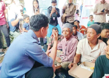 TEMUI PENYINTAS BANJIR BANDANG— Wapres Gibran saat menemui para penyintas banjir bandang di Salareh Aia, Kecamatan Palembayan, Kamis (4/12).